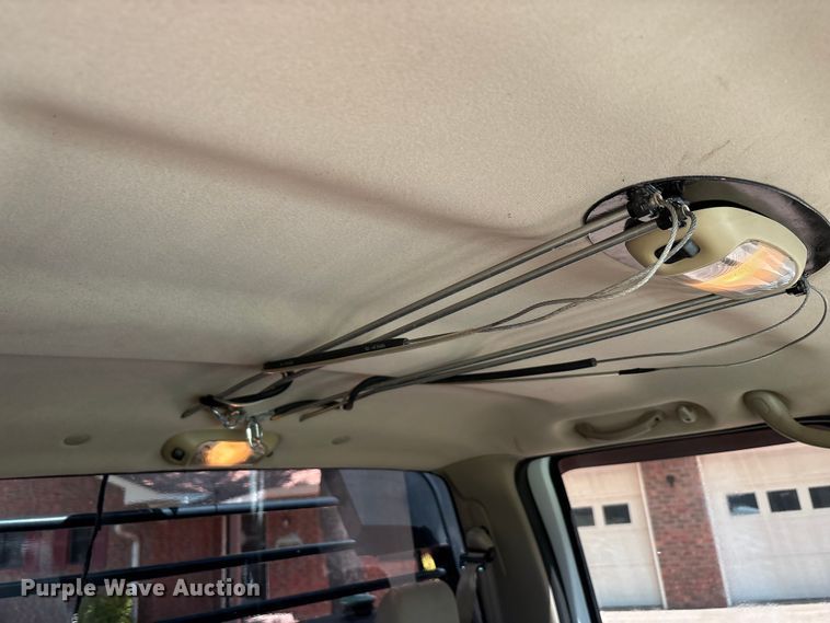 image for item EU5563 2006 Ford F350 Super Duty Crew Cab flatbed pickup truck