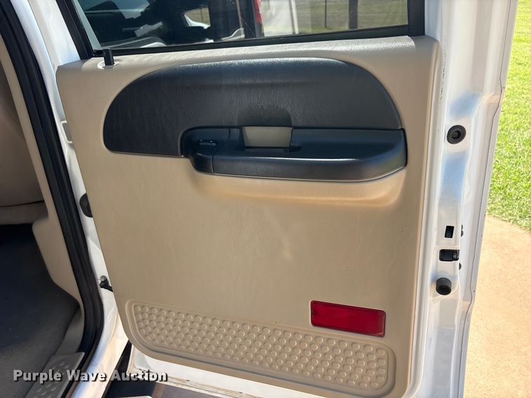 image for item EU5563 2006 Ford F350 Super Duty Crew Cab flatbed pickup truck