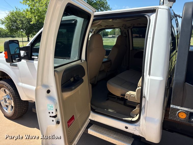 image for item EU5563 2006 Ford F350 Super Duty Crew Cab flatbed pickup truck