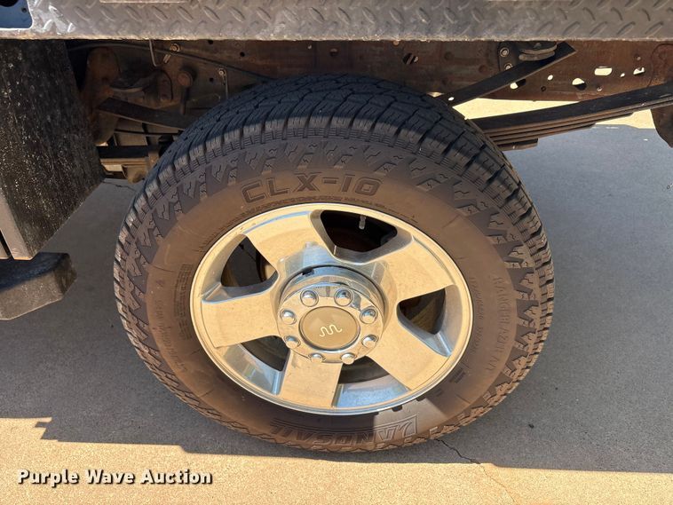 image for item EU5563 2006 Ford F350 Super Duty Crew Cab flatbed pickup truck