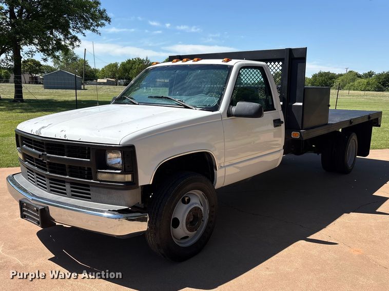 image for item EU5564 1999 Chevrolet GMT-400 flatbed truck