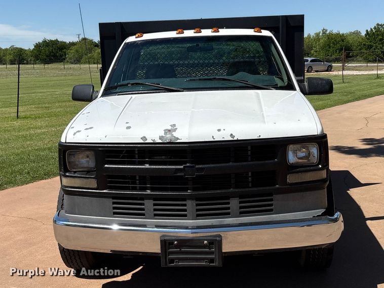 image for item EU5564 1999 Chevrolet GMT-400 flatbed truck
