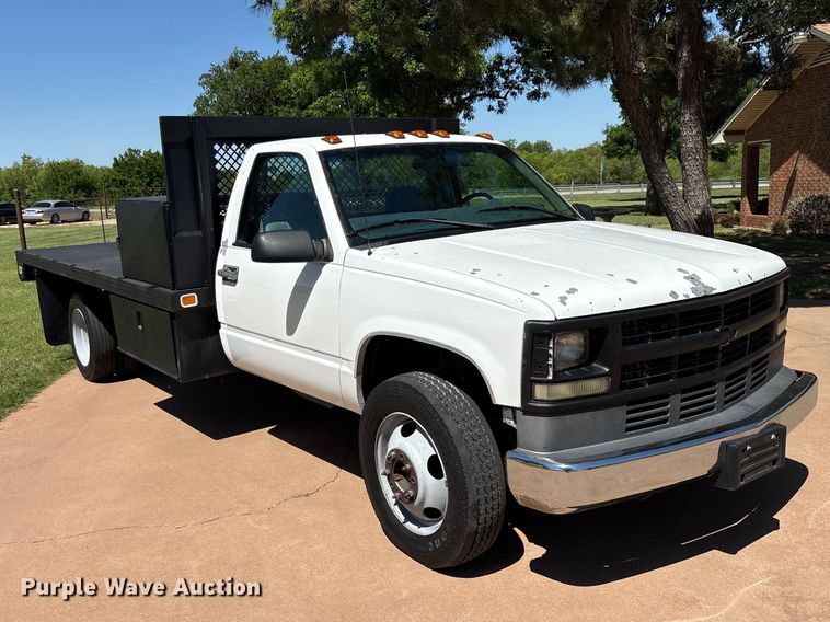 image for item EU5564 1999 Chevrolet GMT-400 flatbed truck