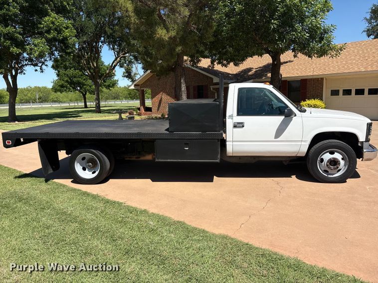 image for item EU5564 1999 Chevrolet GMT-400 flatbed truck