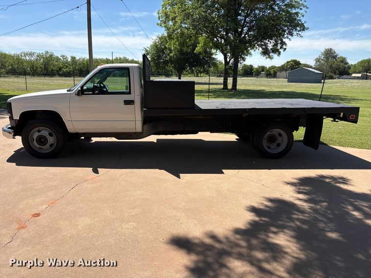 image for item EU5564 1999 Chevrolet GMT-400 flatbed truck