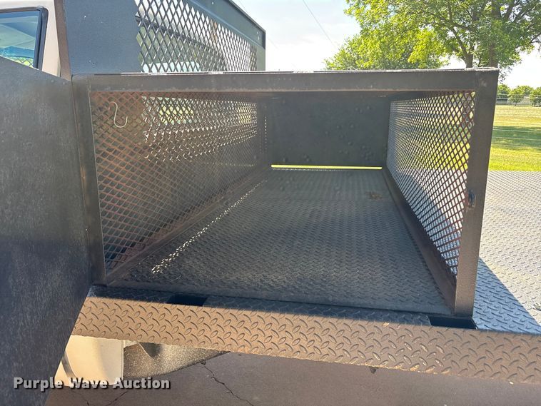 image for item EU5564 1999 Chevrolet GMT-400 flatbed truck
