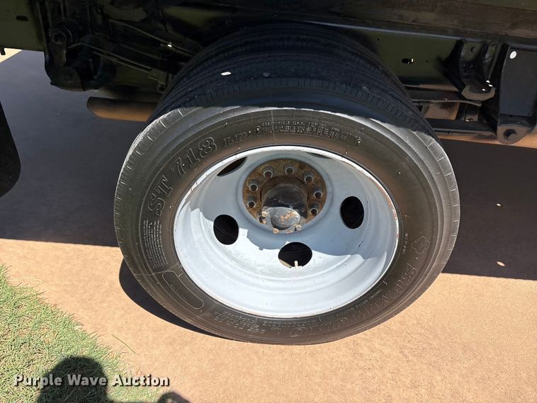 image for item EU5564 1999 Chevrolet GMT-400 flatbed truck