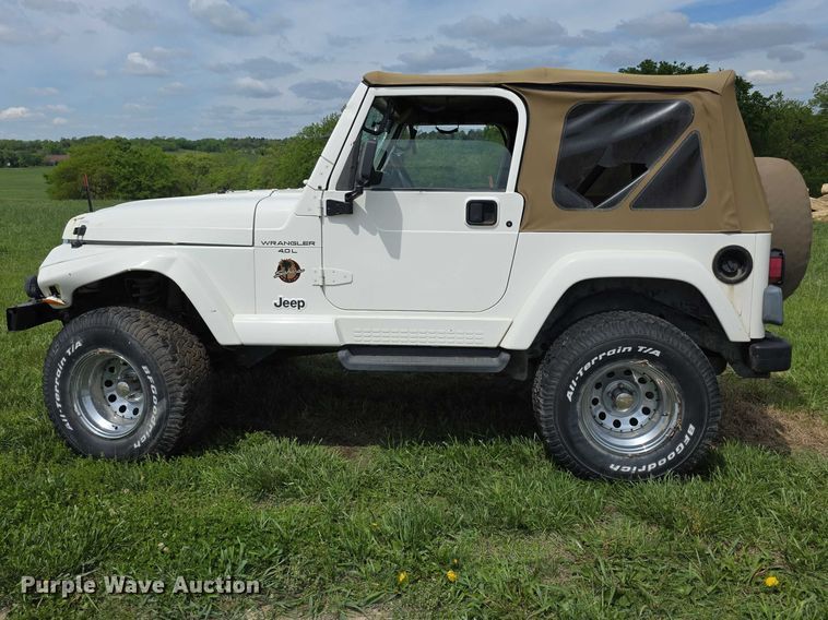 image for item EV2107 1998 Jeep Wrangler Sahara SUV