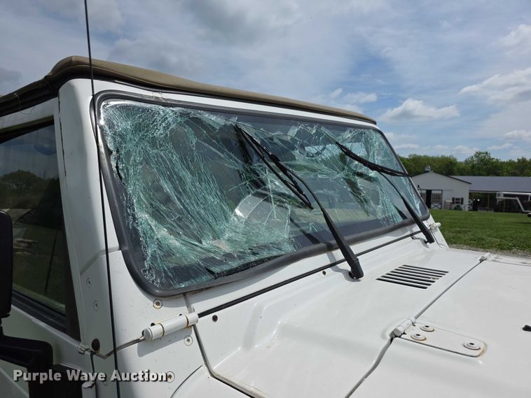 image for item EV2107 1998 Jeep Wrangler Sahara SUV