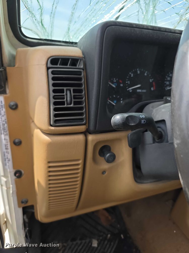 image for item EV2107 1998 Jeep Wrangler Sahara SUV