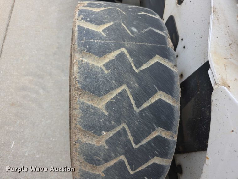 image for item EV2134 2001 Bobcat 773 skid steer loader