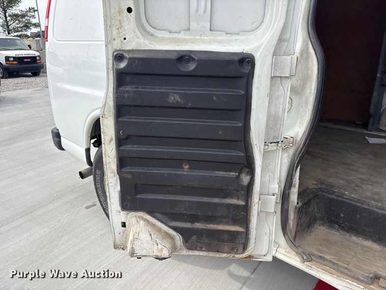 image for item EV2967 2014 GMC Savana van
