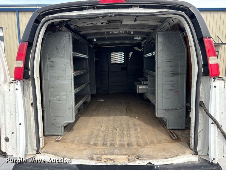 image for item EV2967 2014 GMC Savana van