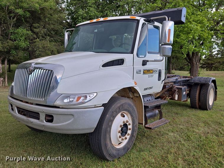 image for item EW0120 2007 International DuraStar 4300 hook lift truck