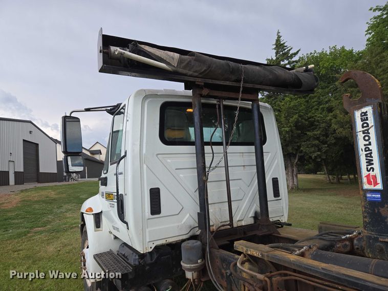 image for item EW0120 2007 International DuraStar 4300 hook lift truck