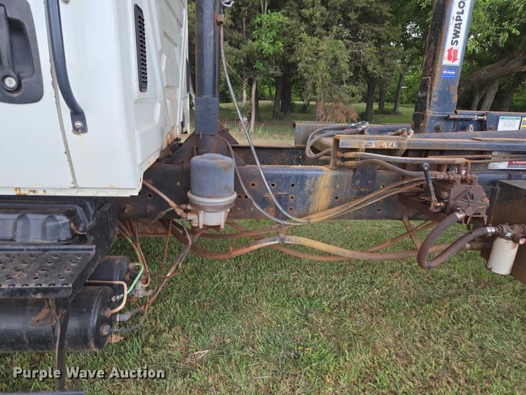 image for item EW0120 2007 International DuraStar 4300 hook lift truck