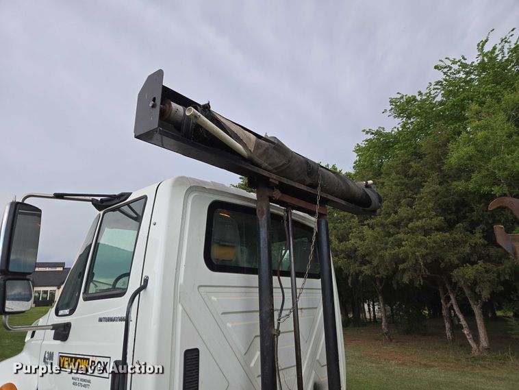 image for item EW0120 2007 International DuraStar 4300 hook lift truck