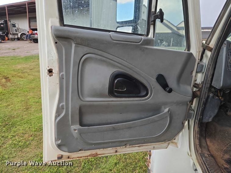 image for item EW0120 2007 International DuraStar 4300 hook lift truck