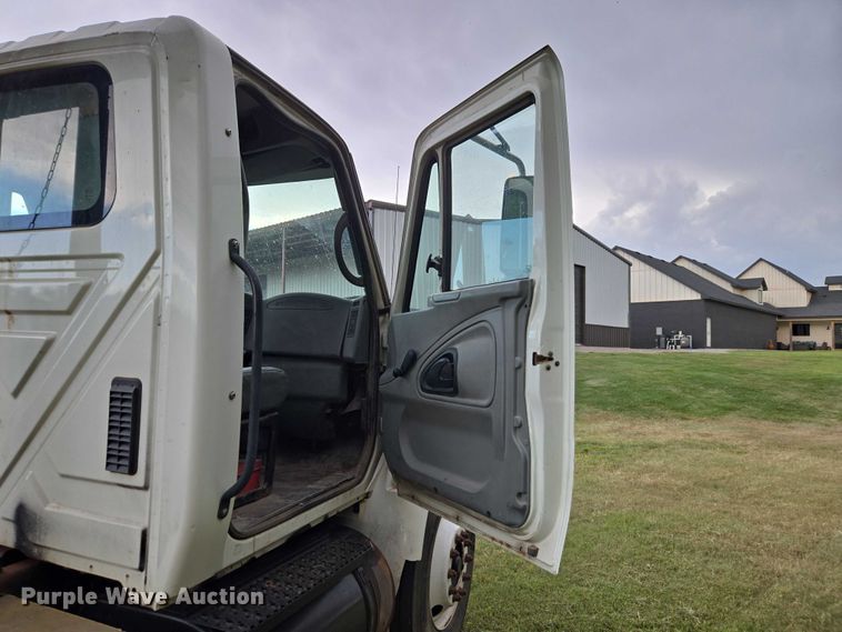image for item EW0120 2007 International DuraStar 4300 hook lift truck