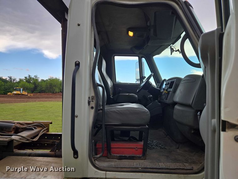 image for item EW0120 2007 International DuraStar 4300 hook lift truck