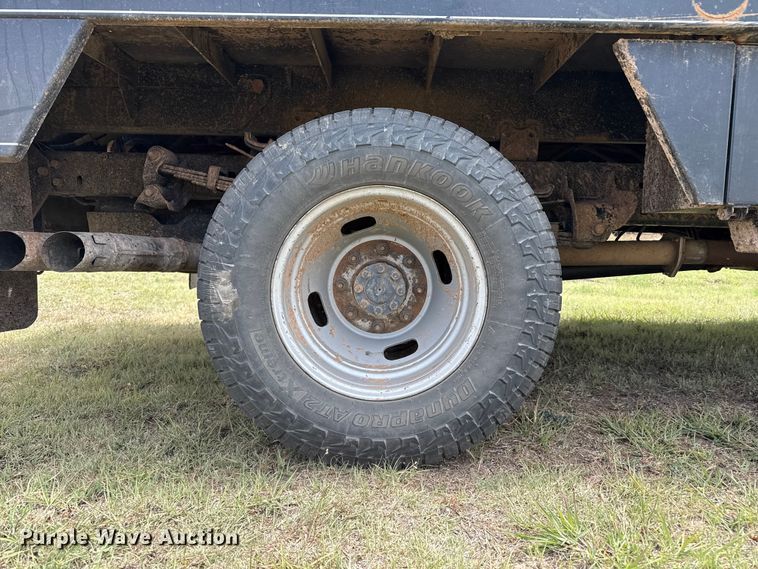 image for item EW4499 2019 Ford F350  Super Duty XL Ext. Cab bale bed pickup truck