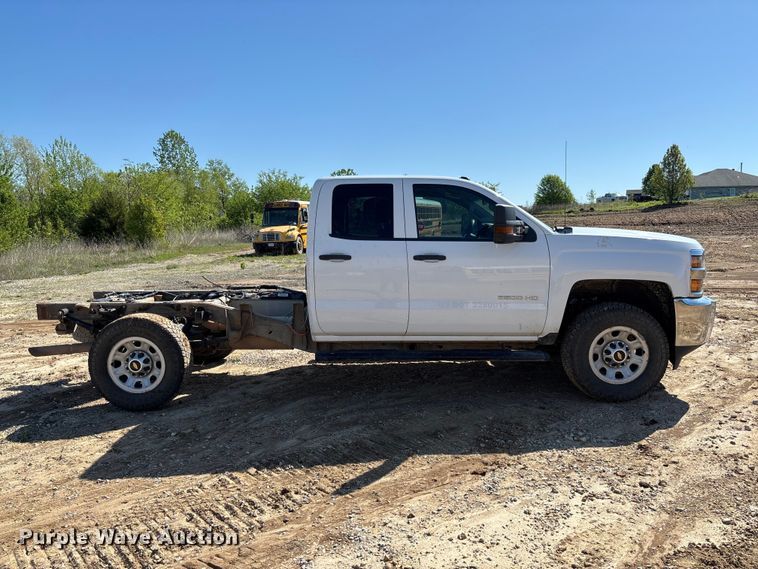 image for item FB3465 2018 Chevrolet Silverado 3500HD Crew Cab truck cab and chassis