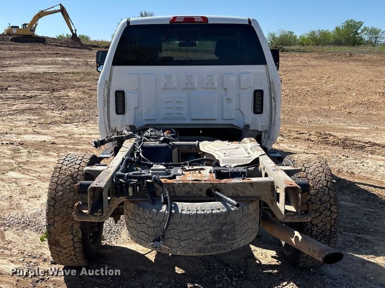 image for item FB3465 2018 Chevrolet Silverado 3500HD Crew Cab truck cab and chassis