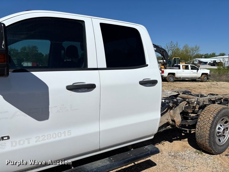 image for item FB3465 2018 Chevrolet Silverado 3500HD Crew Cab truck cab and chassis