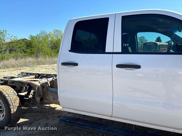 image for item FB3465 2018 Chevrolet Silverado 3500HD Crew Cab truck cab and chassis