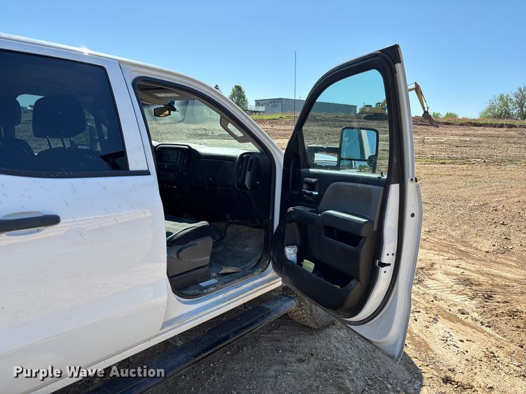 image for item FB3465 2018 Chevrolet Silverado 3500HD Crew Cab truck cab and chassis
