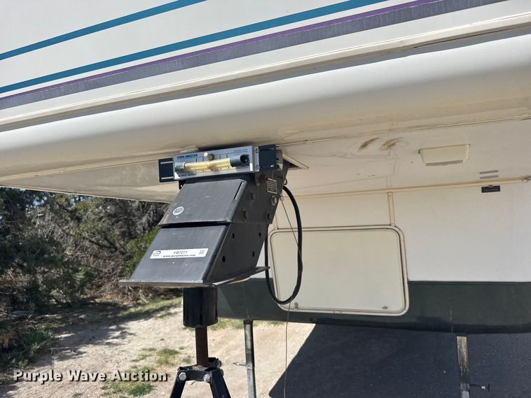 image for item FB7271 1997 Kountry Star Newmar camper
