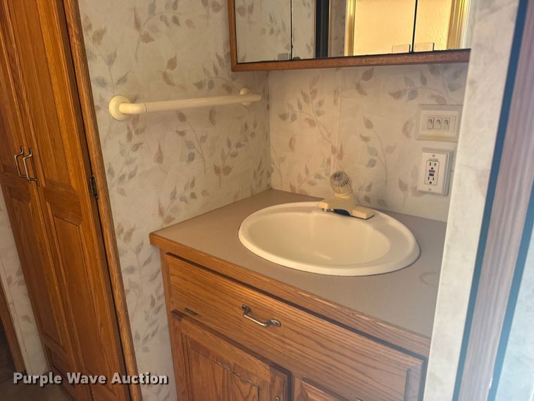 image for item FB7271 1997 Kountry Star Newmar camper