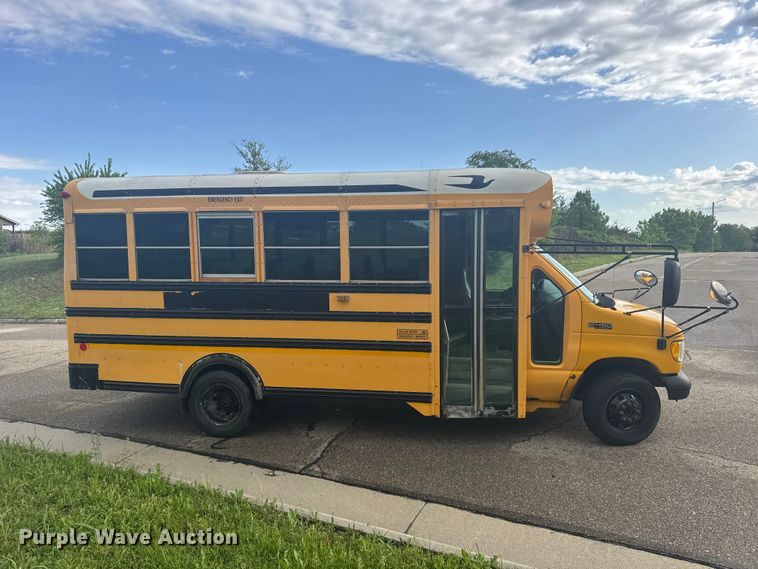 image for item FB7273 2001 Ford E450 school bus