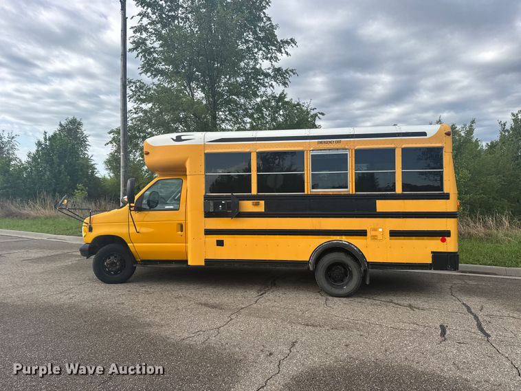 image for item FB7273 2001 Ford E450 school bus