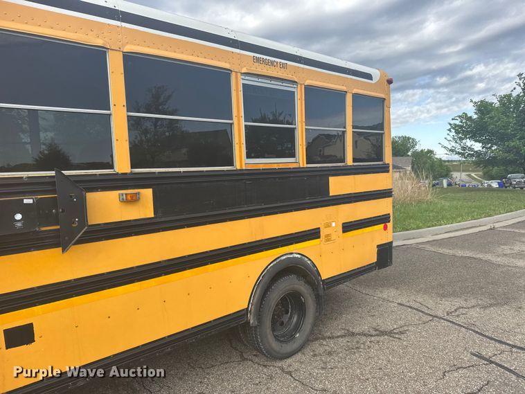 image for item FB7273 2001 Ford E450 school bus