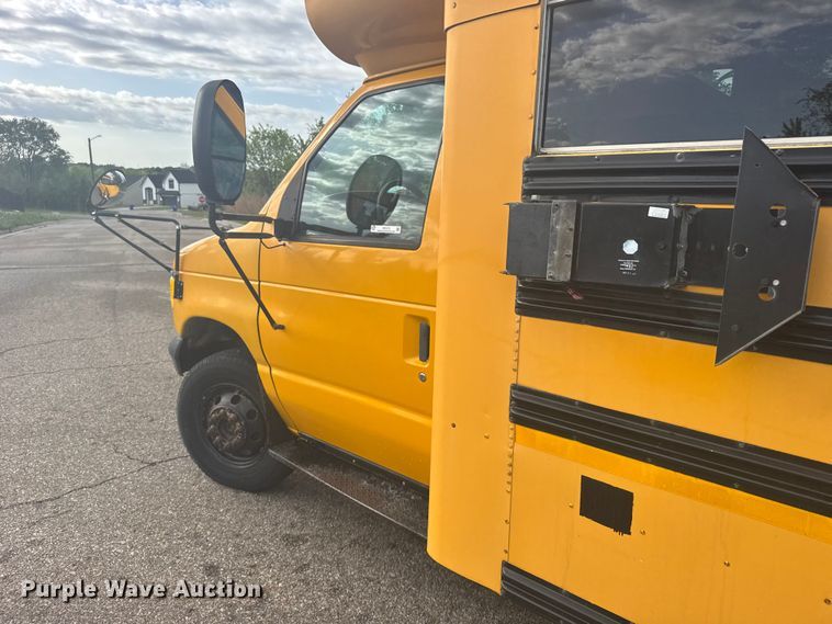 image for item FB7273 2001 Ford E450 school bus
