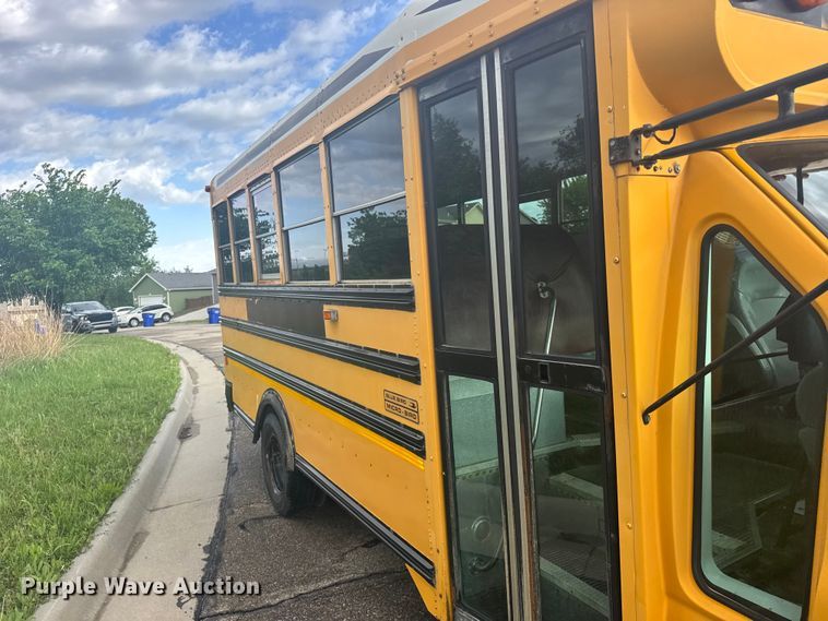 image for item FB7273 2001 Ford E450 school bus