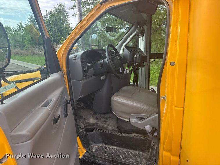 image for item FB7273 2001 Ford E450 school bus