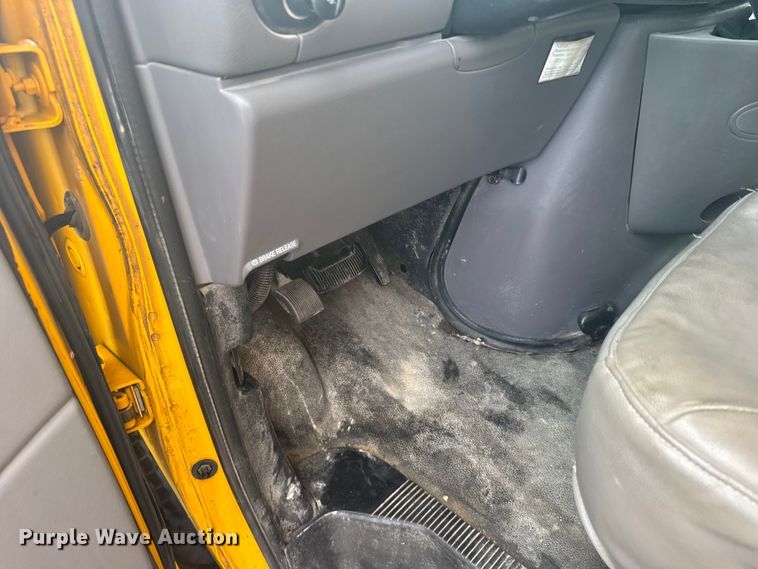 image for item FB7273 2001 Ford E450 school bus