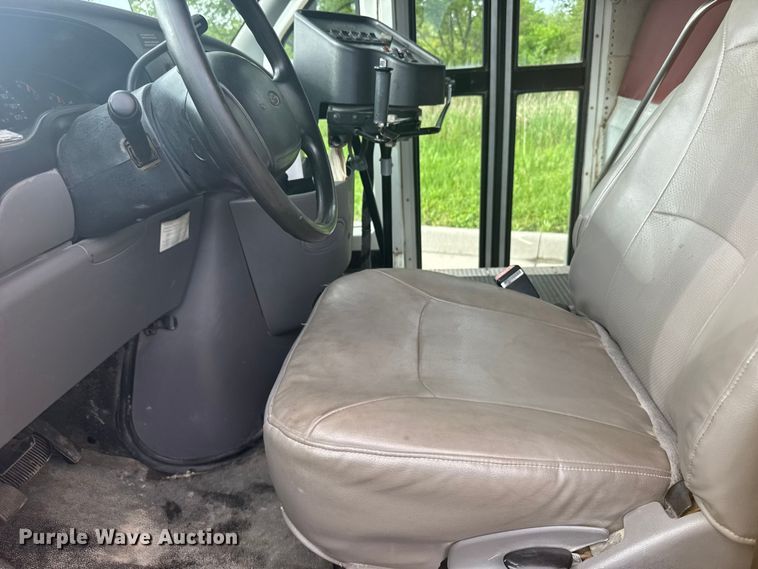 image for item FB7273 2001 Ford E450 school bus