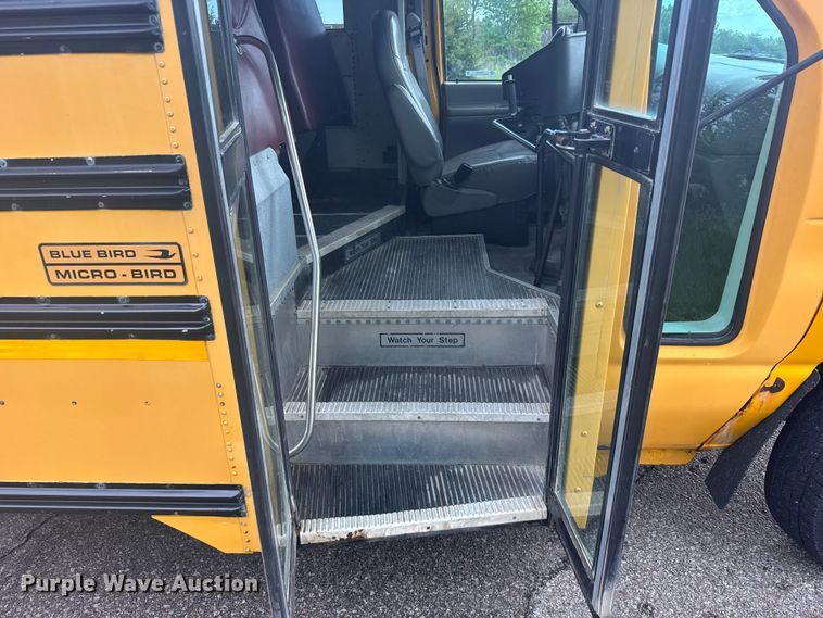 image for item FB7273 2001 Ford E450 school bus