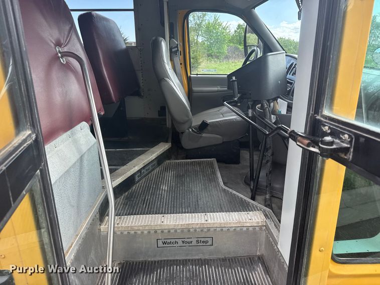 image for item FB7273 2001 Ford E450 school bus