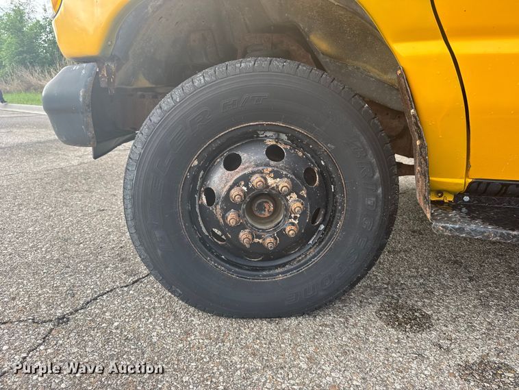 image for item FB7273 2001 Ford E450 school bus
