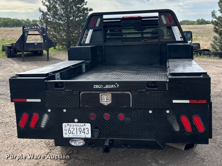 image for item FB7363 2018 Chevrolet Silverado 2500HD Crew Cab flatbed pickup truck