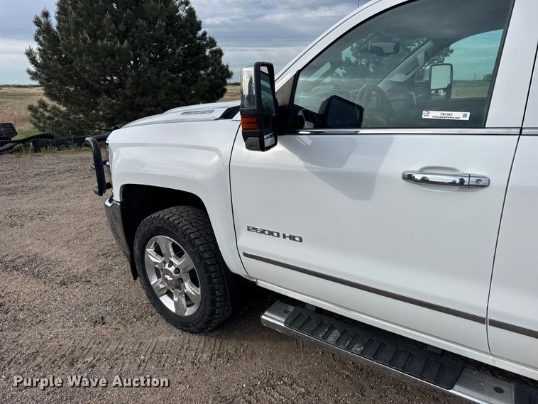 image for item FB7363 2018 Chevrolet Silverado 2500HD Crew Cab flatbed pickup truck