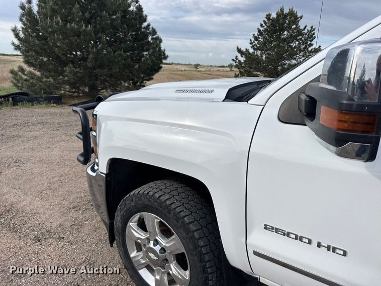 image for item FB7363 2018 Chevrolet Silverado 2500HD Crew Cab flatbed pickup truck
