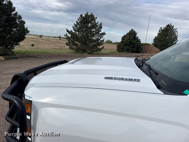 image for item FB7363 2018 Chevrolet Silverado 2500HD Crew Cab flatbed pickup truck