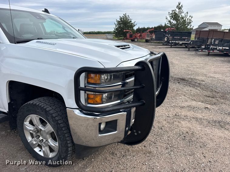 image for item FB7363 2018 Chevrolet Silverado 2500HD Crew Cab flatbed pickup truck