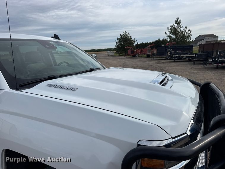 image for item FB7363 2018 Chevrolet Silverado 2500HD Crew Cab flatbed pickup truck