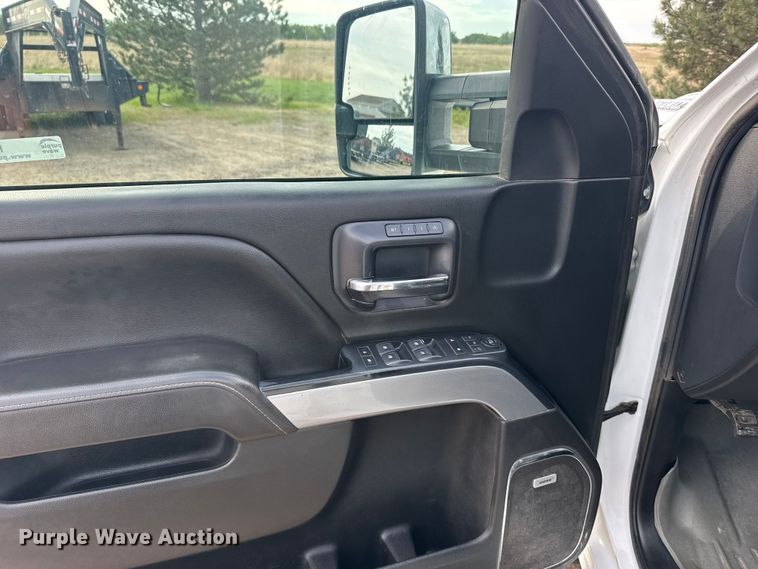 image for item FB7363 2018 Chevrolet Silverado 2500HD Crew Cab flatbed pickup truck